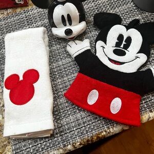 Disney Mickey Mouse pump despenser and towels set
